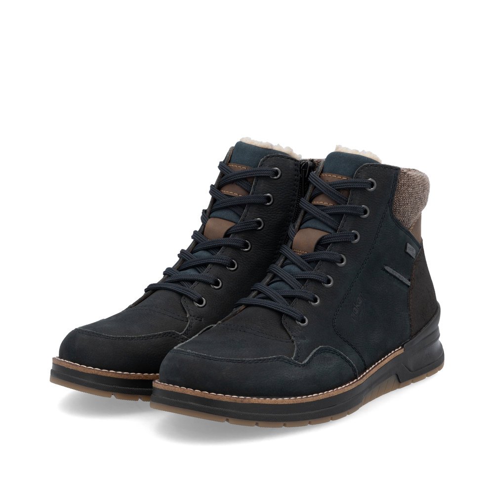 Bottes à lacets Rieker bleues pour homme 32344-14 avec membrane RiekerTEX. Chaussures inclinées sur le côté.