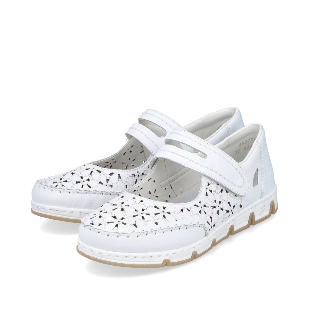 Rieker ballerines blanches pour femmes 49977-80 avec une fermeture velcro. Chaussures inclinée sur le côté.