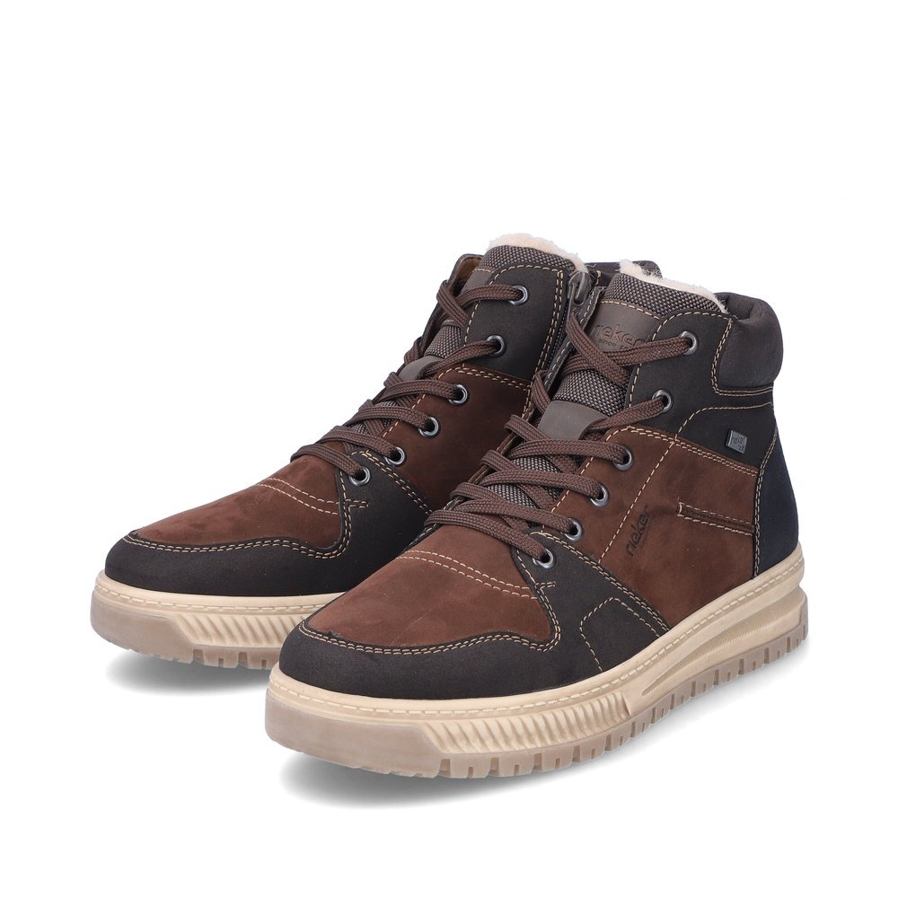 Braune Rieker Herren Sneaker High 38540-25 mit wasserabweisender TEX-Membran. Schuhpaar seitlich schräg.