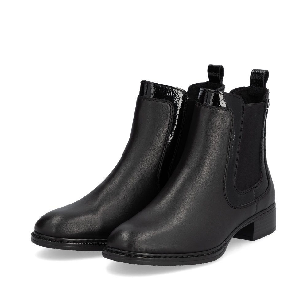 Bottes Chelseas Rieker noires pour femme 73457-00 avec insert élastique. Chaussures inclinées sur le côté.