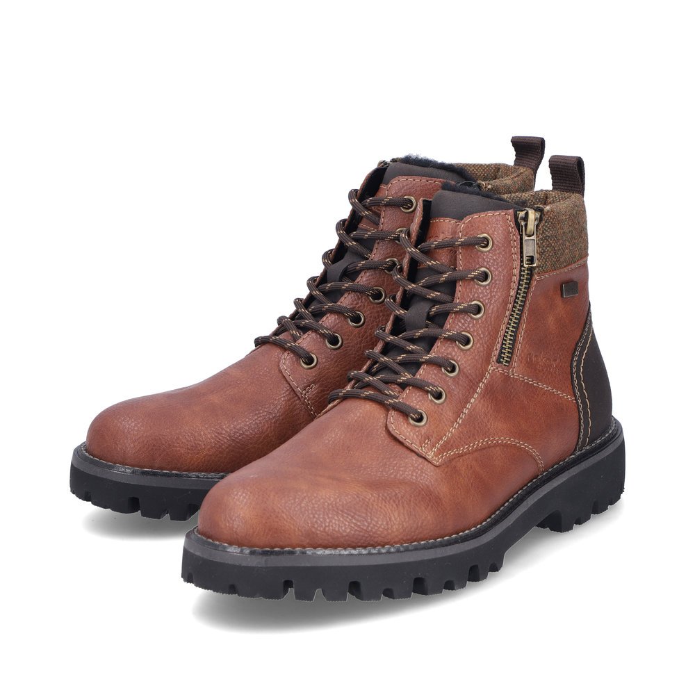 Braune Rieker Herren Schnürstiefel 30410-24 mit wasserabweisender TEX-Membran. Schuhpaar seitlich schräg.