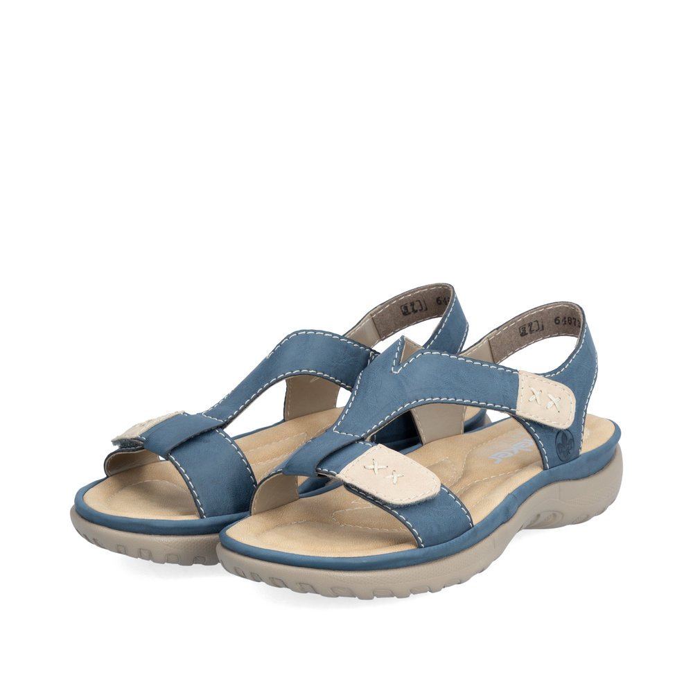 Rieker sandales à lanières bleues femmes 64873-14 avec fermeture velcro. Chaussures inclinée sur le côté.