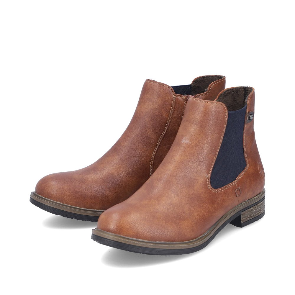 Nougatbraune Rieker Damen Chelsea Boots 72254-24 mit einem Reißverschluss. Schuhpaar seitlich schräg.