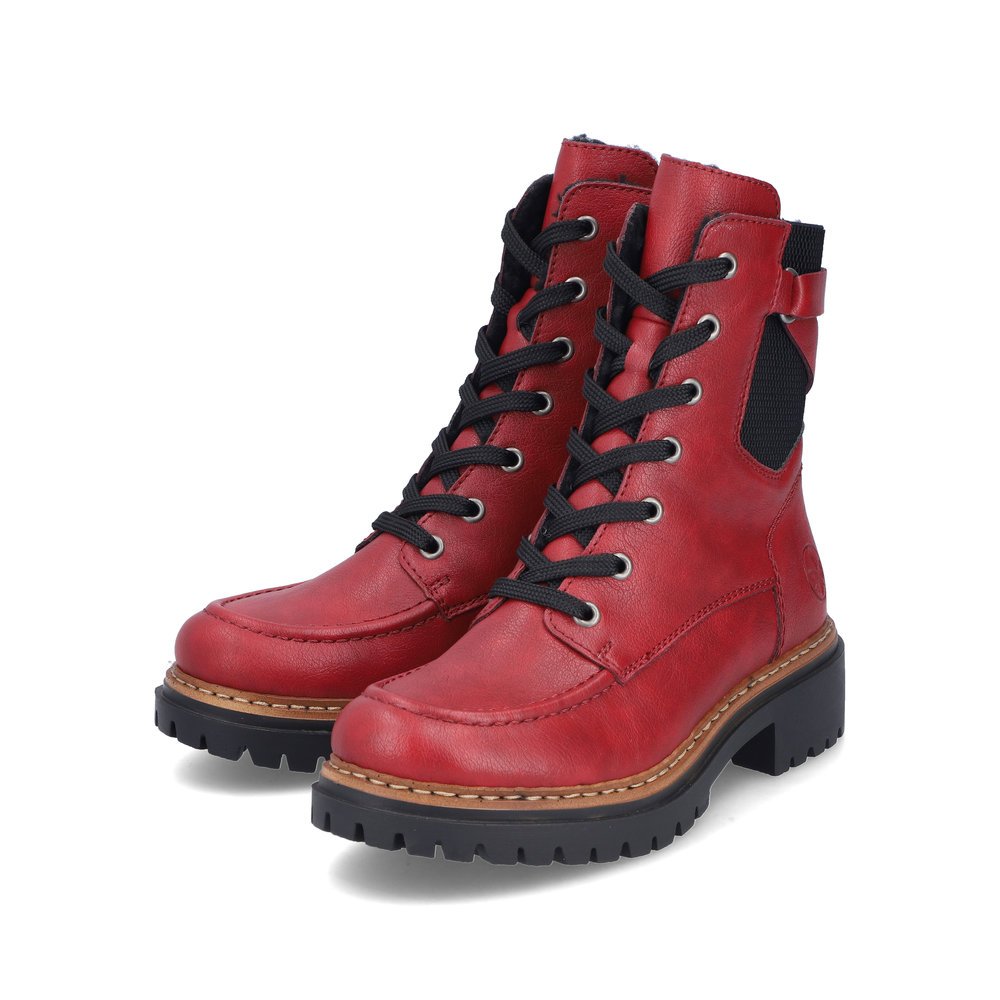 Bottes à lacets Rieker rouges pour femme 72639-35 avec fermeture éclair. Chaussures inclinées sur le côté.