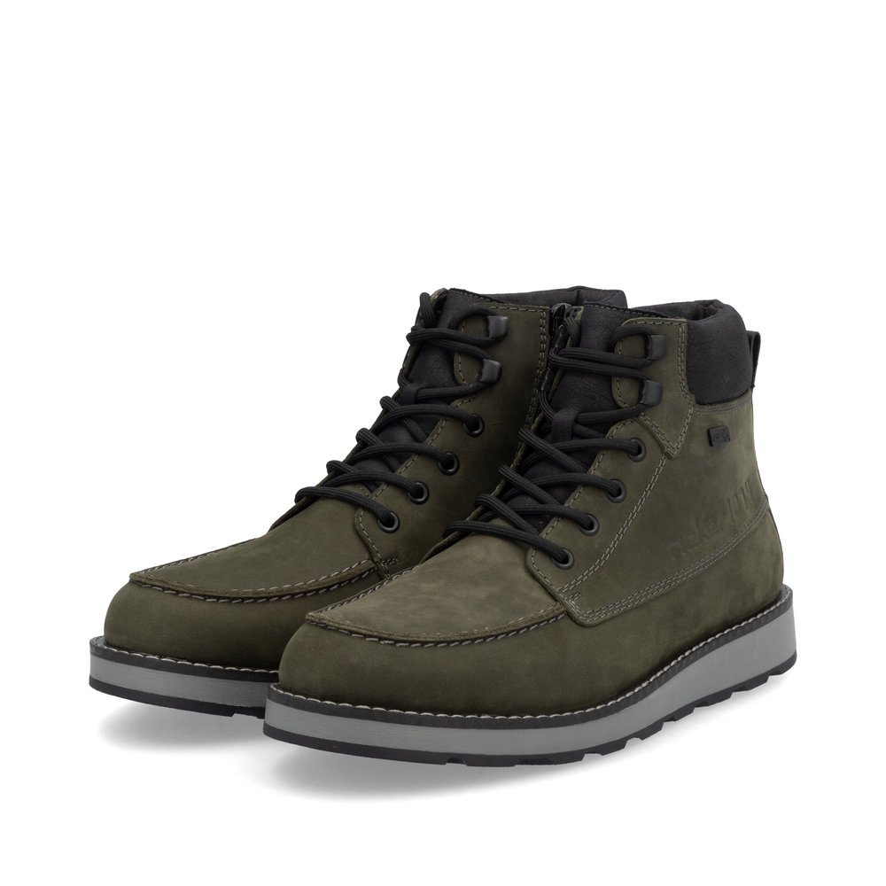 Bottes à lacets Rieker vertes pour homme 30020-54 avec membrane RiekerTEX. Chaussures inclinées sur le côté.