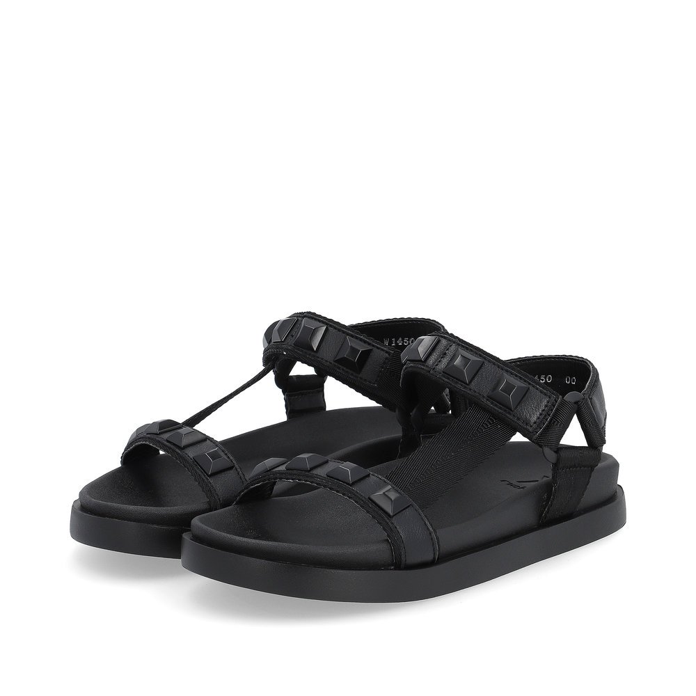 Rieker sandales des randonnées noires pour femmes W1450-00. Chaussures inclinée sur le côté.