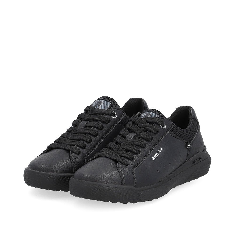 Black Rieker women´s low-top sneakers W1100-00 with a super light and flexible sole. Shoes laterally.