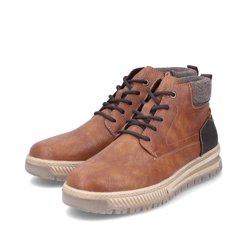 Karamellbraune Rieker Herren Schnürstiefel 38532-25 mit einem Reißverschluss. Schuhpaar seitlich schräg.