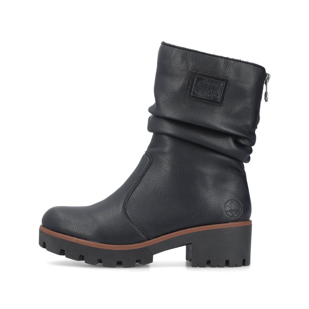 Black Rieker women´s ankle boots 79260-00 with a gathered look as well as a zipper. Outside of the shoe.