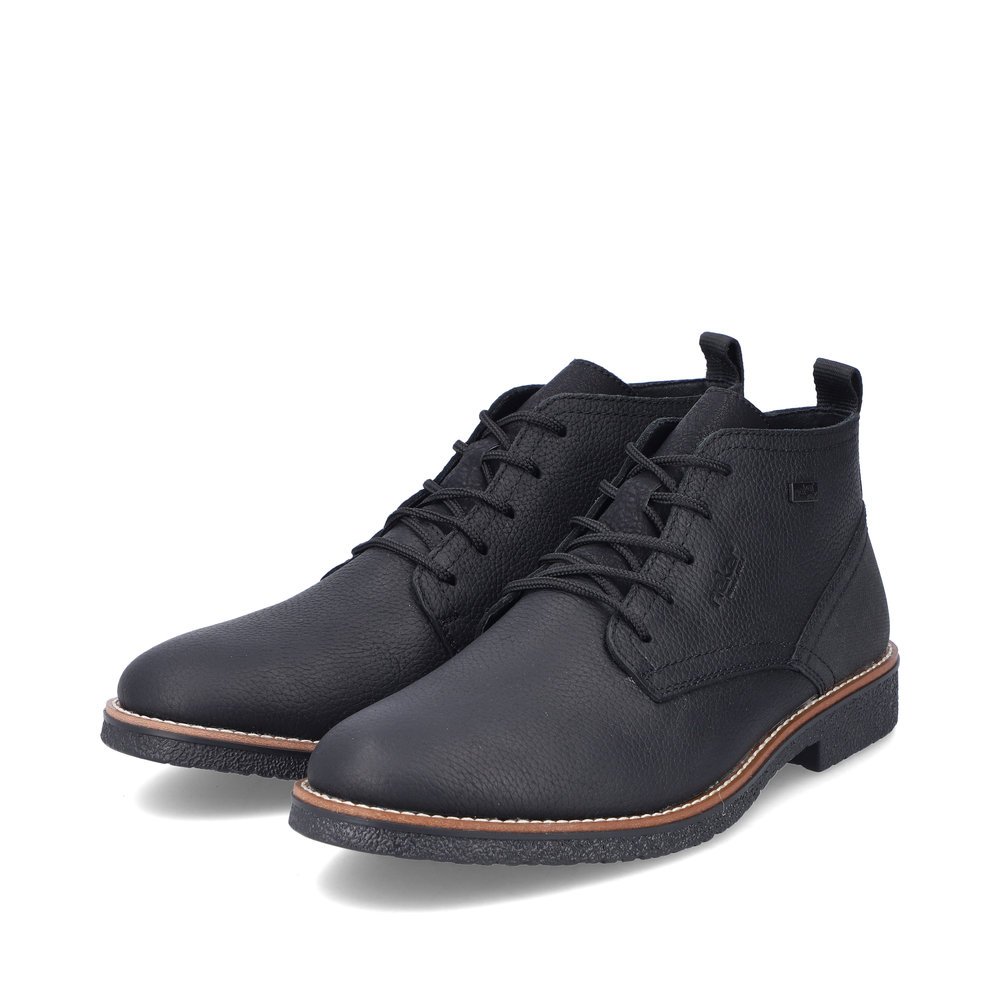 Schwarze Rieker Herren Schnürstiefel 33600-00 mit wasserabweisender TEX-Membran. Schuhpaar seitlich schräg.