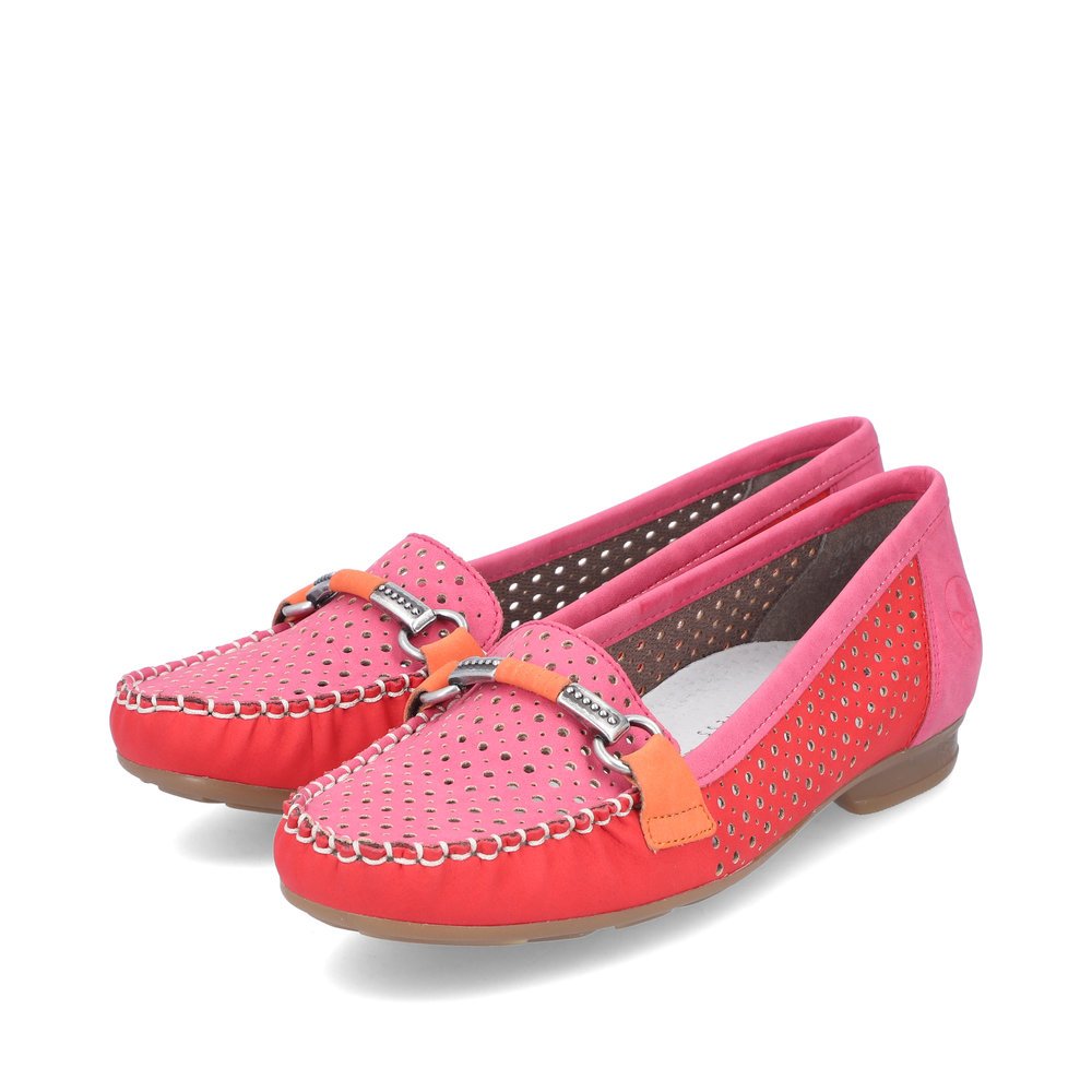 Rieker mocassins rouges pour femmes 40065-33 en optique à trous. Chaussures inclinée sur le côté.