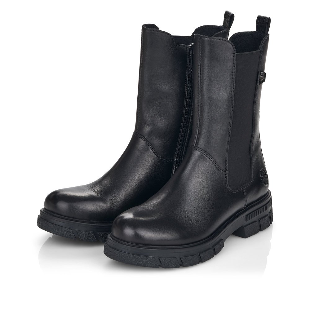 Tiefschwarze Rieker Damen Chelsea Boots Z9180-01 mit einem Reißverschluss. Schuhpaar seitlich schräg.