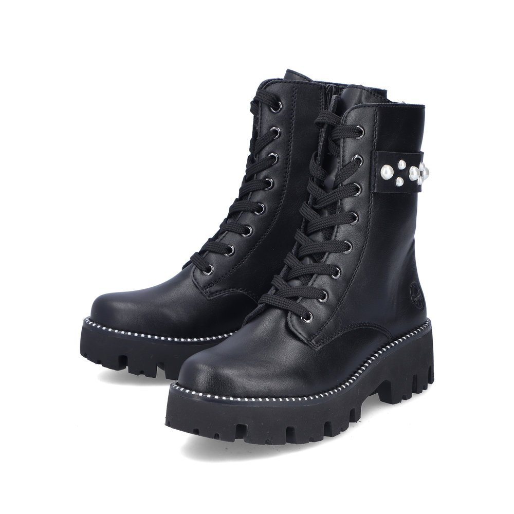 Mattschwarze Rieker Damen Biker Boots Y3354-00 mit Perlenschmuck. Schuhpaar seitlich schräg.