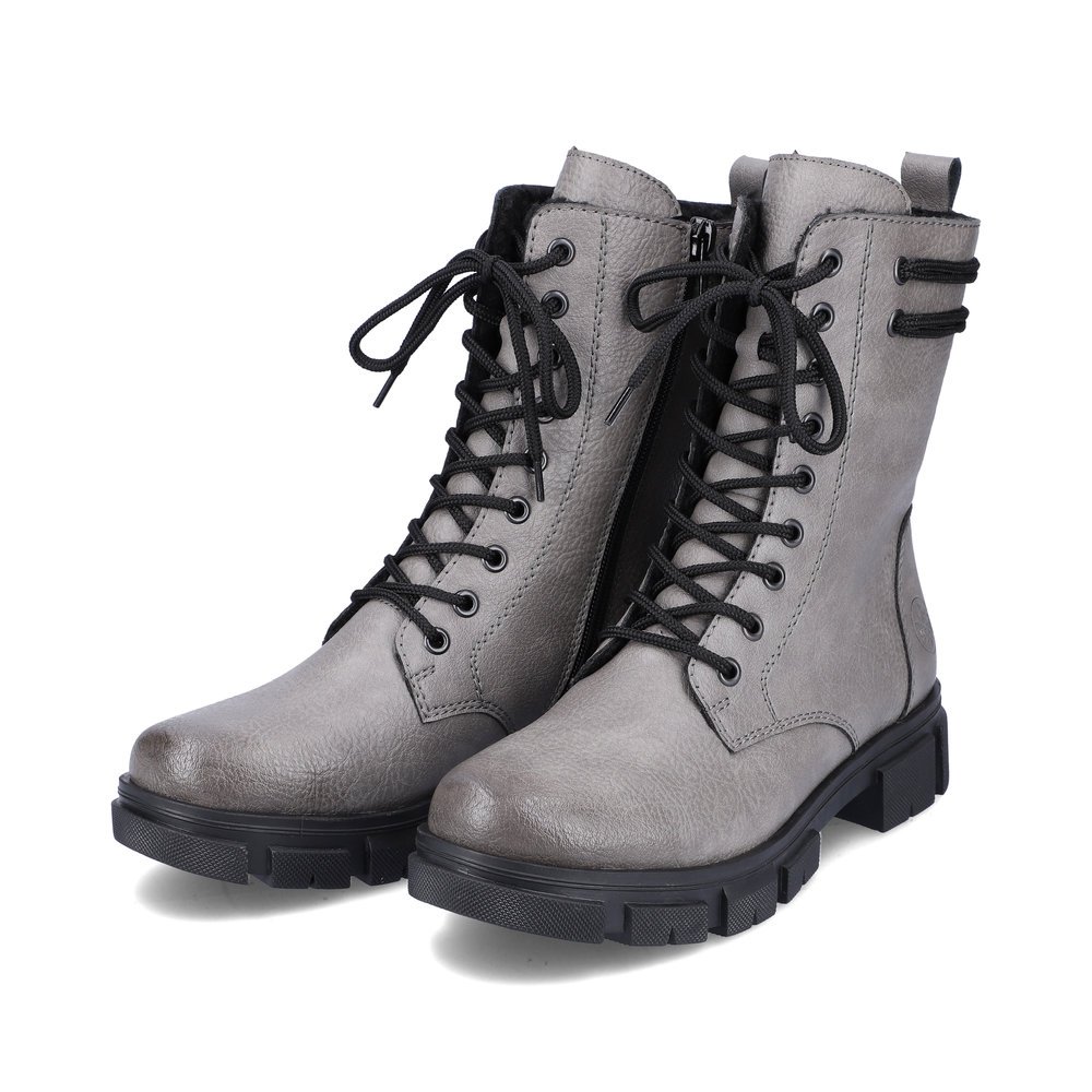 Steingraue Rieker Damen Biker Boots Y7117-40 mit einem Reißverschluss. Schuhpaar seitlich schräg.