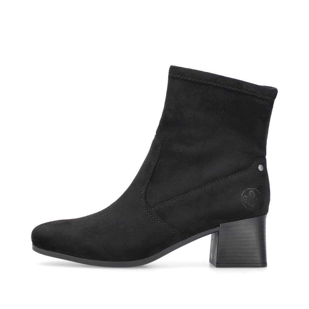 Jet black Rieker women´s ankle boots 70971-00 with a zipper. Outside of the shoe.