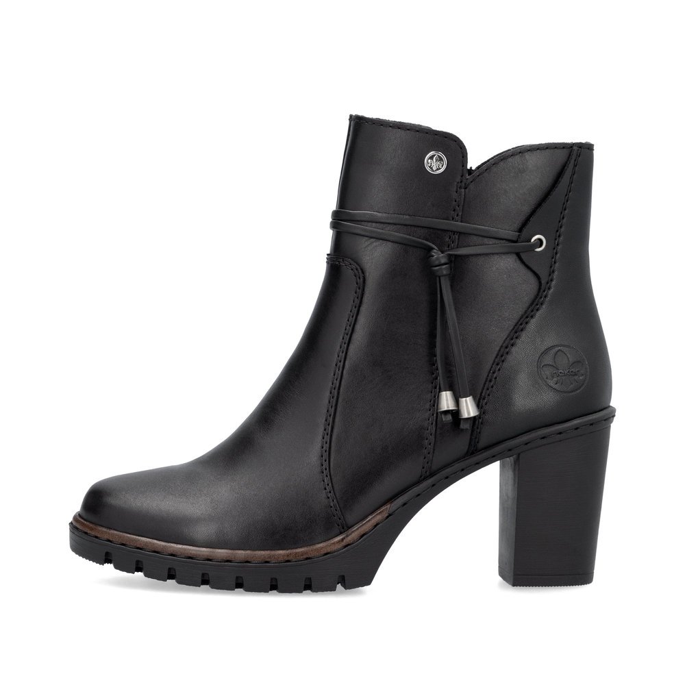 Black Rieker women´s ankle boots Y2567-00 with fashionable cord as well as a zipper. Outside of the shoe.