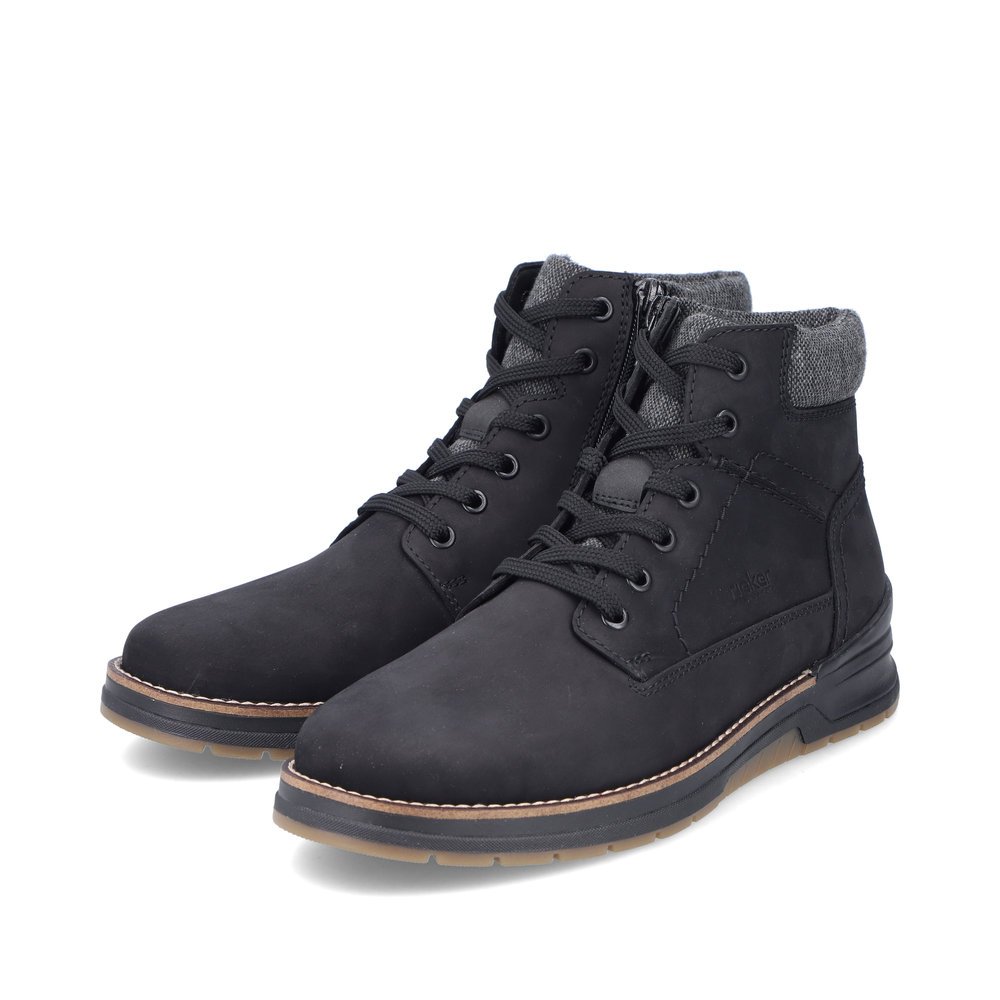 Carbonschwarze Rieker Herren Schnürstiefel 32334-00 mit einem Reißverschluss. Schuhpaar seitlich schräg.