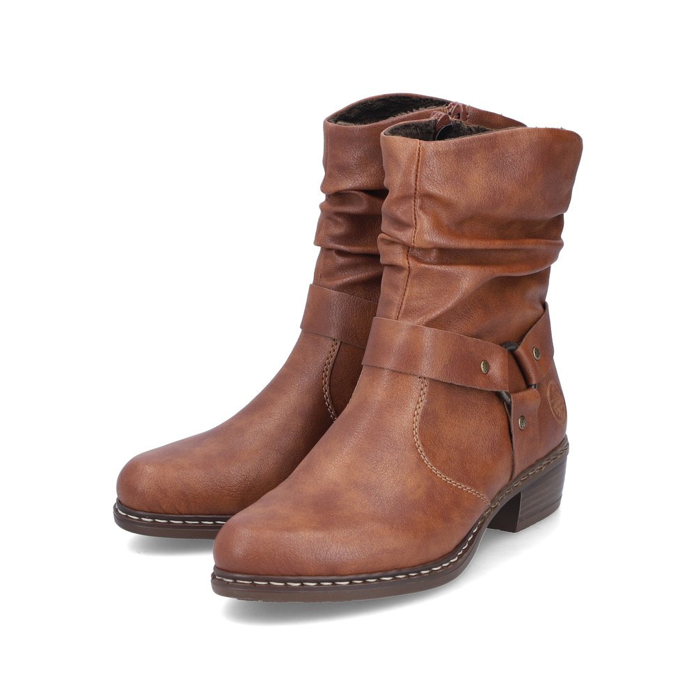 Fuchsbraune Rieker Damen Kurzstiefel Y0850-24 mit geraffter Optik. Schuhpaar seitlich schräg.