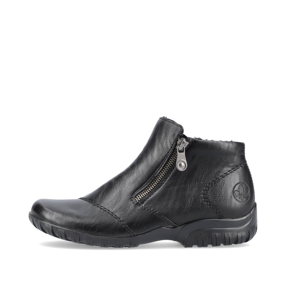 Black Rieker women´s ankle boots L4663-01 with a zipper as well as extra width H. Outside of the shoe.