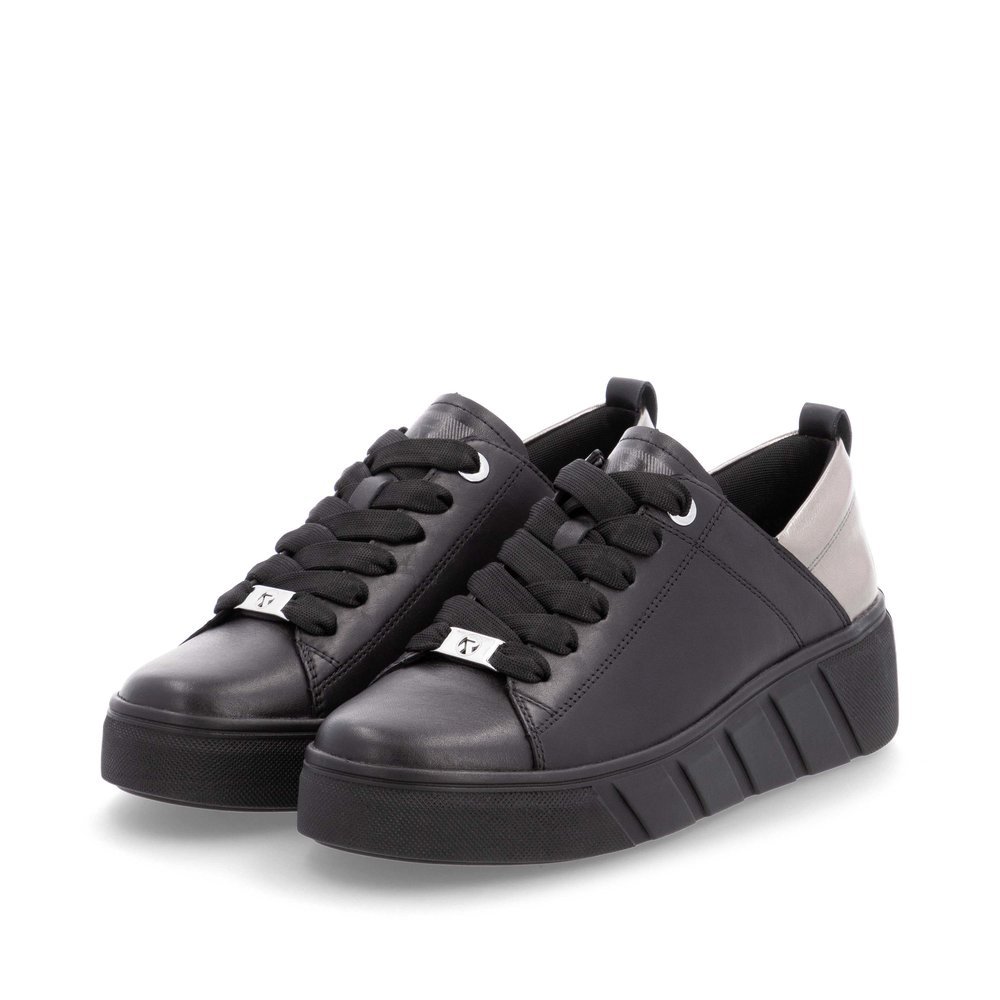 Schwarze Rieker Damen Sneaker Low W0502-03 mit einer ultraleichten Plateausohle. Schuhpaar seitlich schräg.