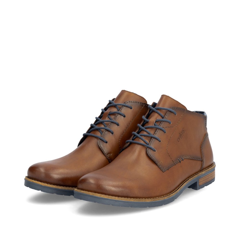 Bottes à lacets Rieker marron pour homme 14612-24 avec lacets. Chaussures inclinées sur le côté.