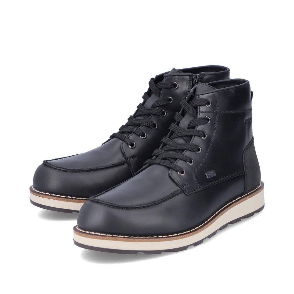 Schwarze Rieker Herren Schnürstiefel 30030-00 mit wasserabweisender TEX-Membran. Schuhpaar seitlich schräg.