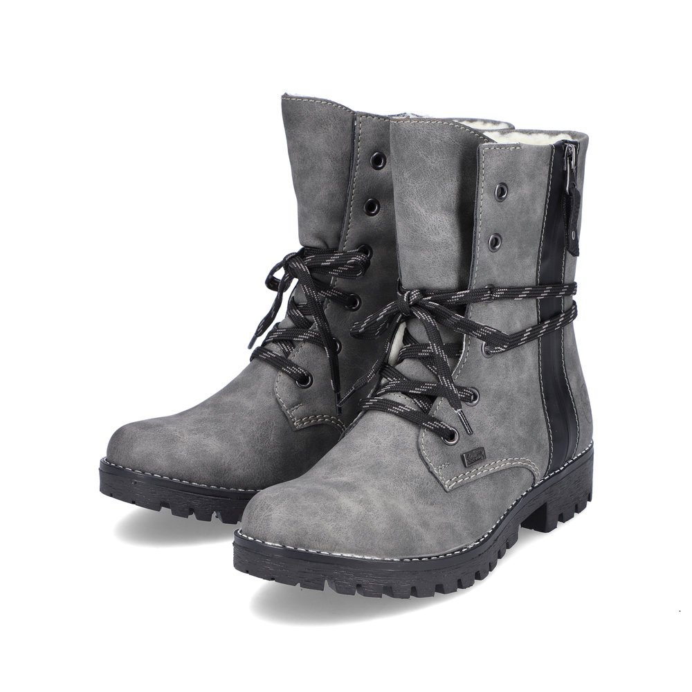 Graue Rieker Damen Schnürstiefel 785K0-45 mit wasserabweisender TEX-Membran. Schuhpaar seitlich schräg.