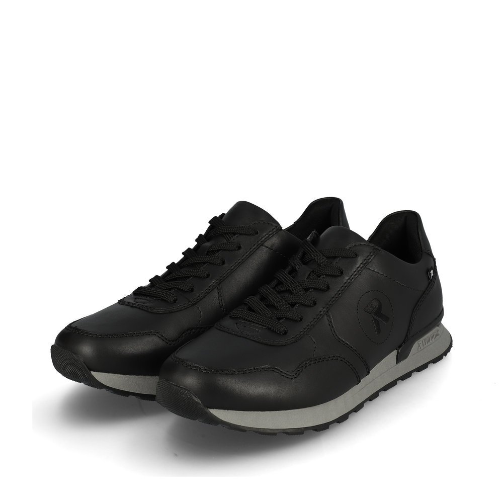 Black Rieker men´s low-top sneakers U0304-00 with a grippy sole as well as lacing. Shoes laterally.