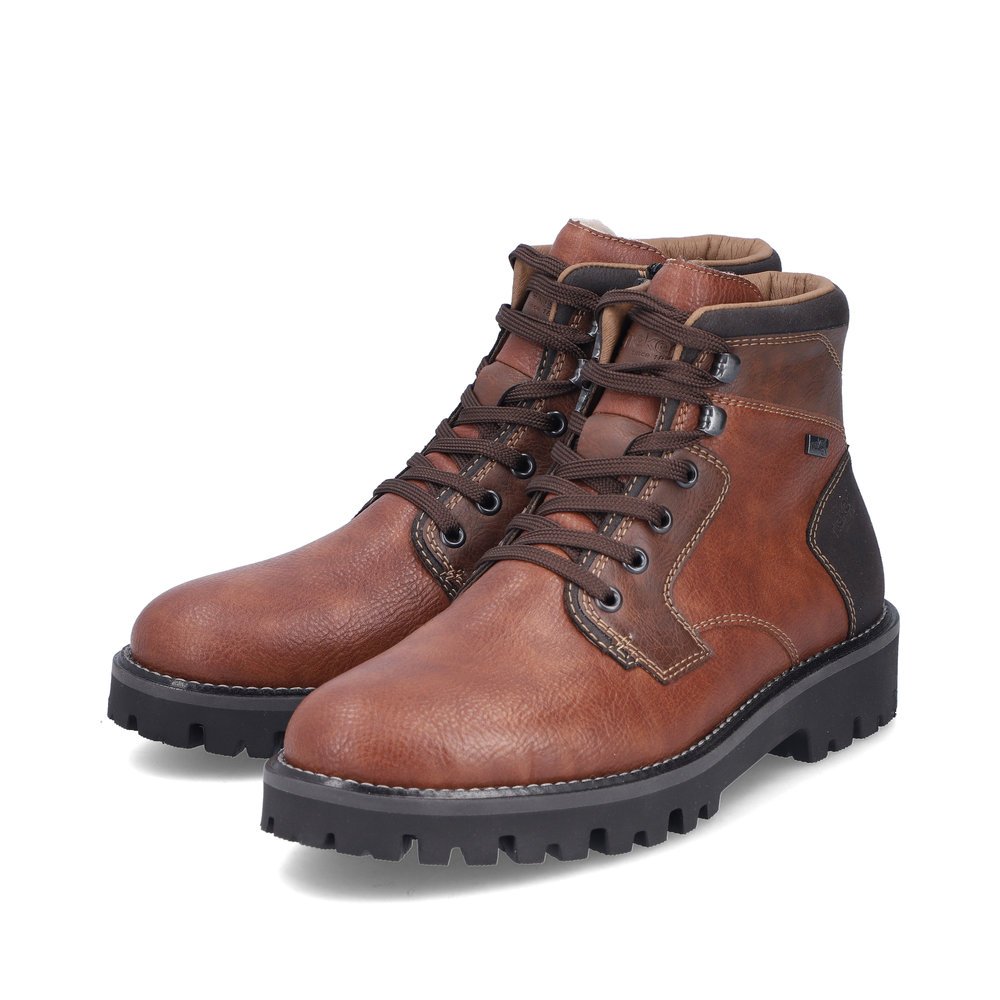 Braune Rieker Herren Schnürstiefel 30442-24 mit wasserabweisender TEX-Membran. Schuhpaar seitlich schräg.