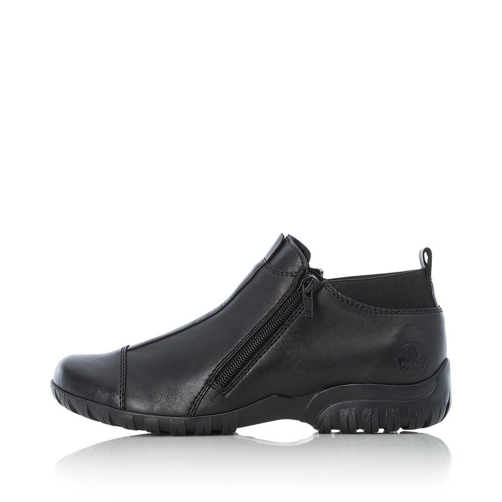 Black Rieker women´s ankle boots L4653-00 with a zipper as well as extra width H. Outside of the shoe.