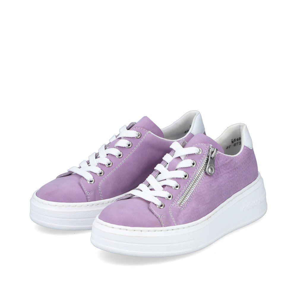 Rieker baskets basses violette femmes N5400-30 avec une fermeture éclair. Chaussures inclinée sur le côté.