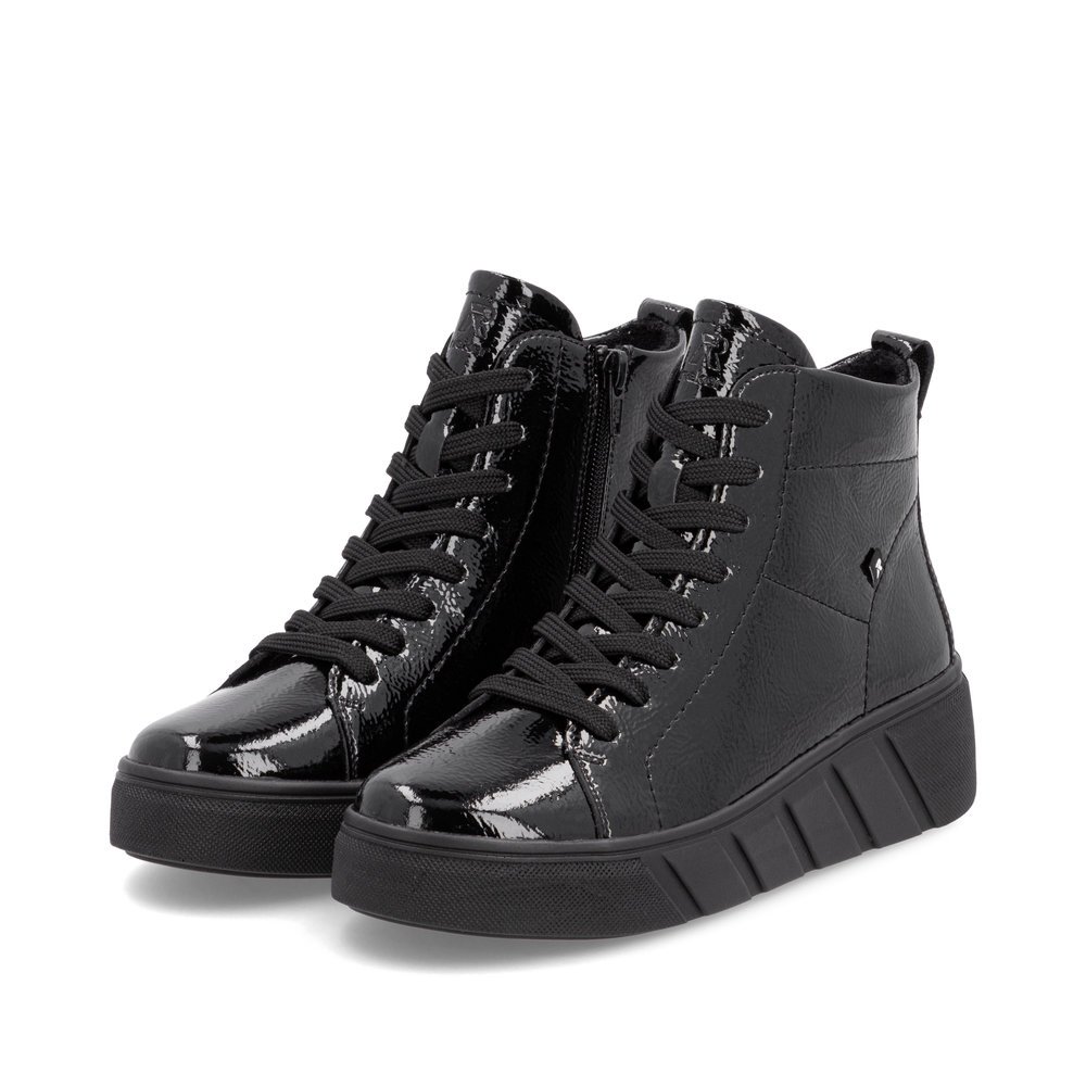 Schwarze Rieker Damen Sneaker High W0561-01 mit einer ultraleichten Plateausohle. Schuhpaar seitlich schräg.