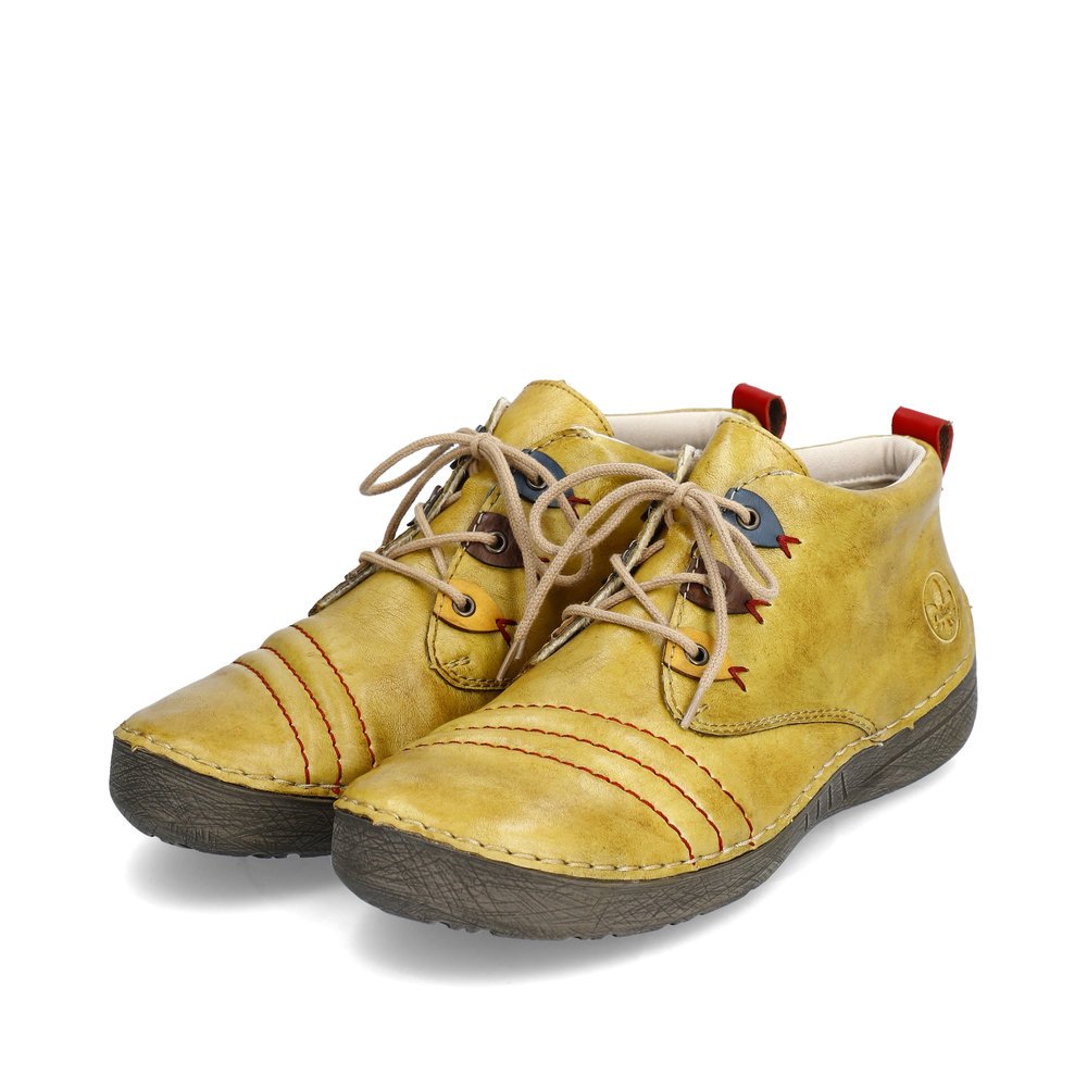 Chaussures à lacets Rieker jaunes femme 52509-68 avec détails colorés. Chaussures inclinées sur le côté.