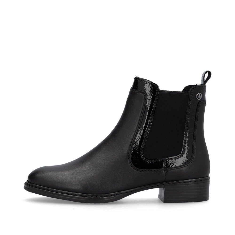 Bottes Chelseas Rieker noires pour femme 73457-00 avec insert élastique. Côté extérieur de la chaussure.