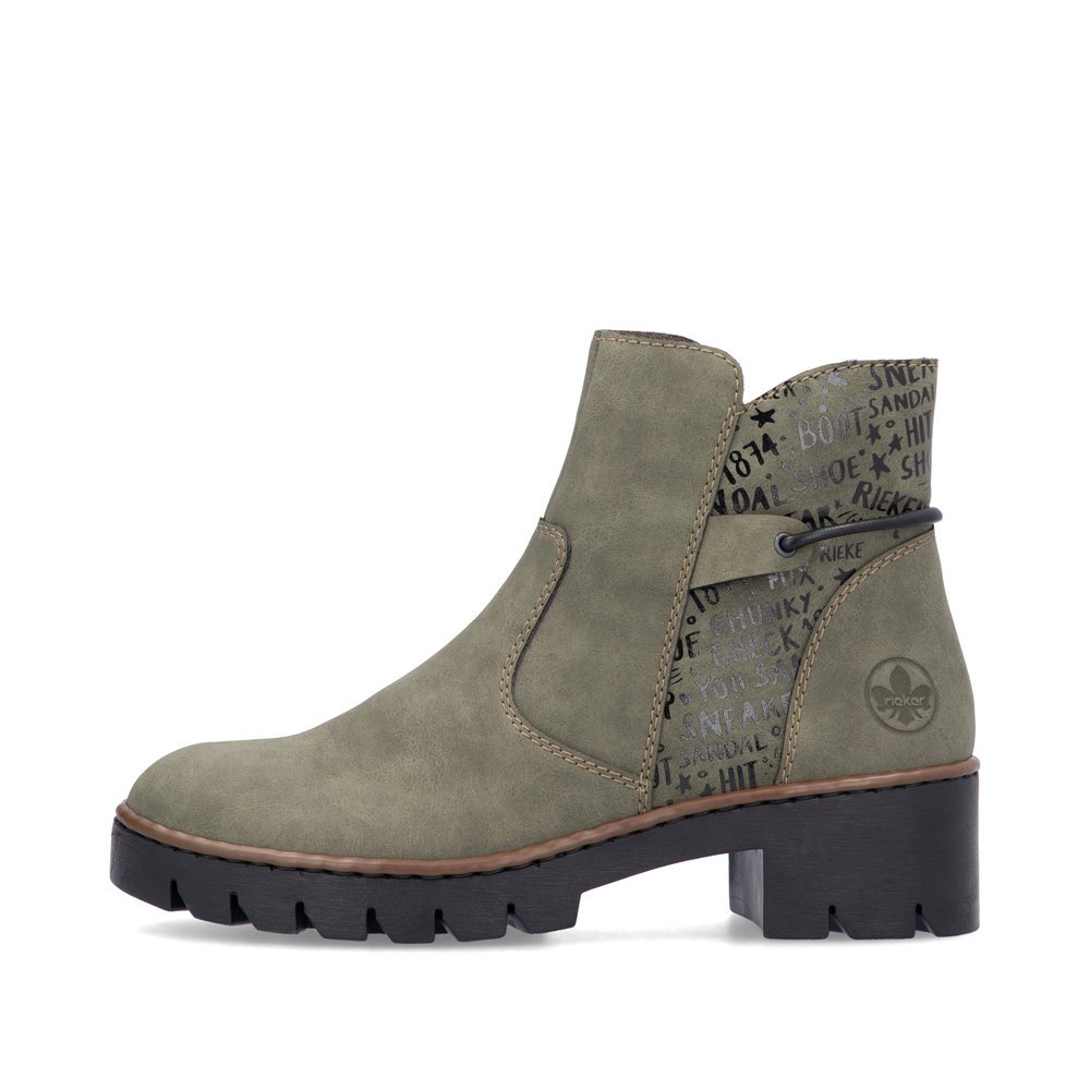 Reed green Rieker women´s ankle boots X5755-54 with a text print as well as zipper. Outside of the shoe.