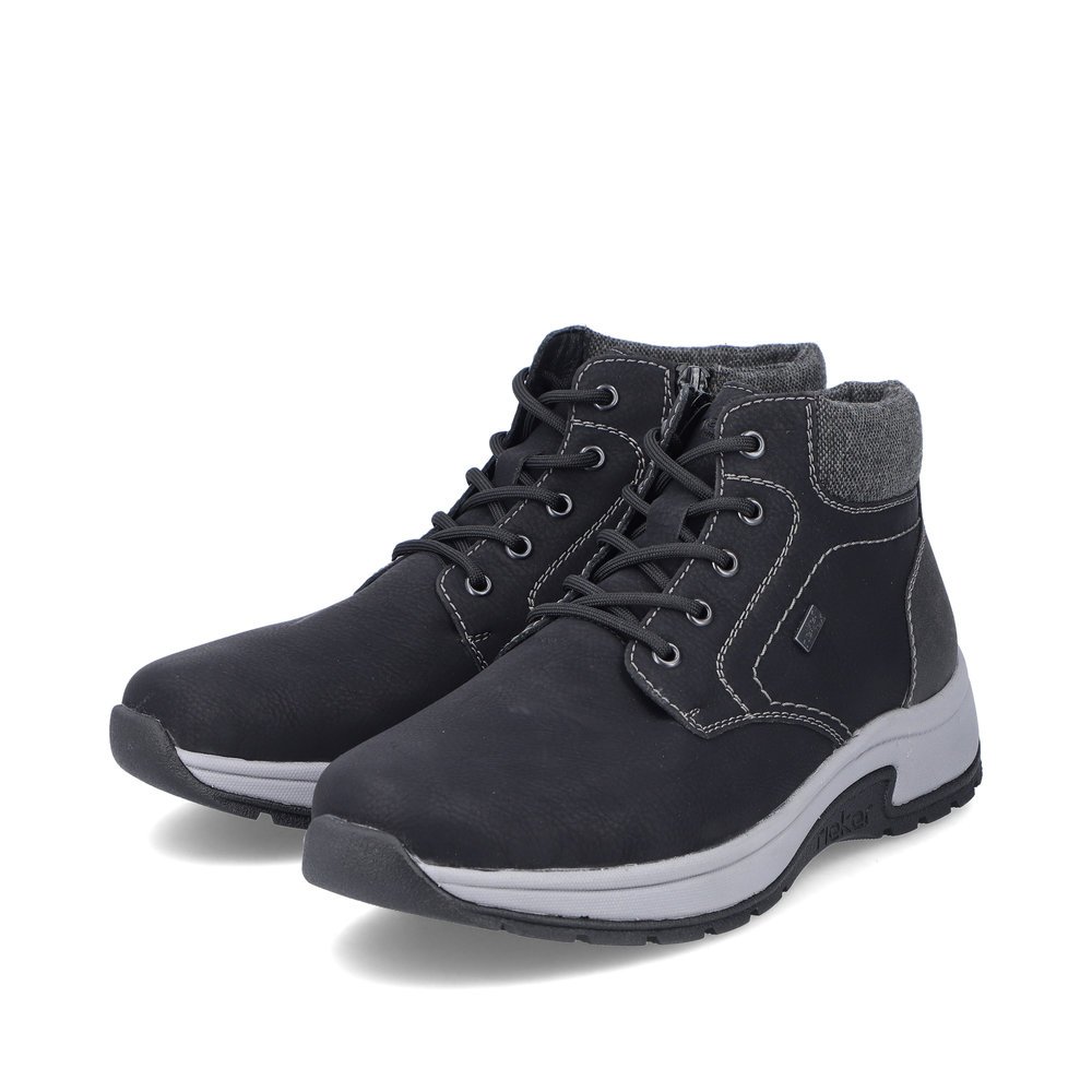 Bottes à lacets Rieker noires pour homme 11030-00 avec membrane RiekerTEX. Chaussures inclinées sur le côté.