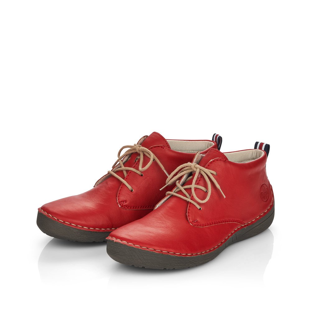 Chaussures à lacets Rieker rouges pour femme 52522-33. Chaussures inclinées sur le côté.