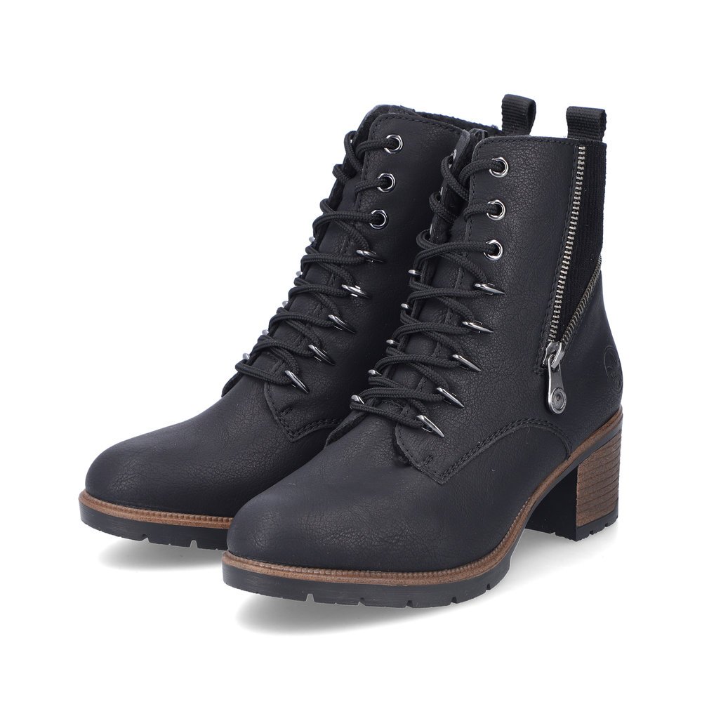 Stahlschwarze Rieker Damen Schnürstiefel 77520-00 mit dekorativem Zipper. Schuhpaar seitlich schräg.