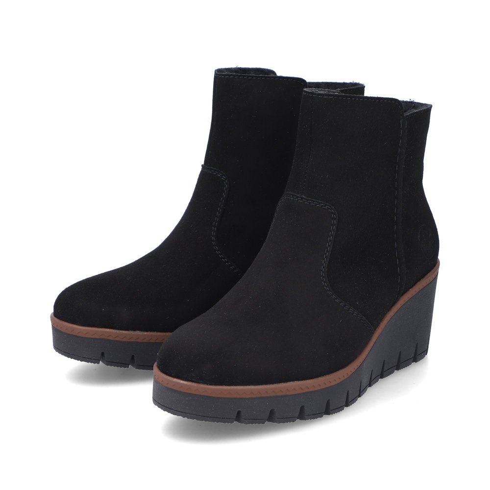 Black Rieker women´s ankle boots Y5065-00 with a zipper as well as removable insole. Shoes laterally.