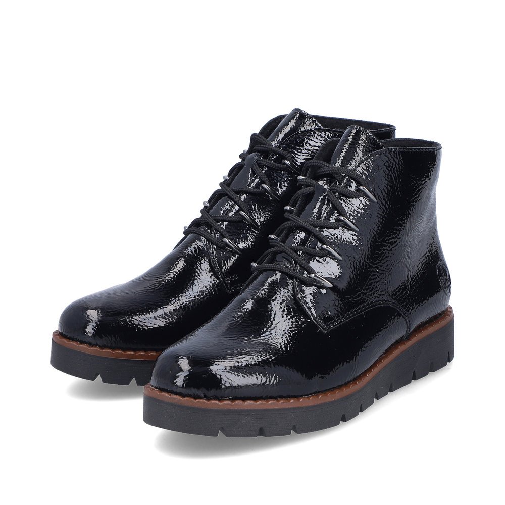 Black Rieker women´s lace-up boots 44902-00 with lacing as well as removable insole. Shoes laterally.