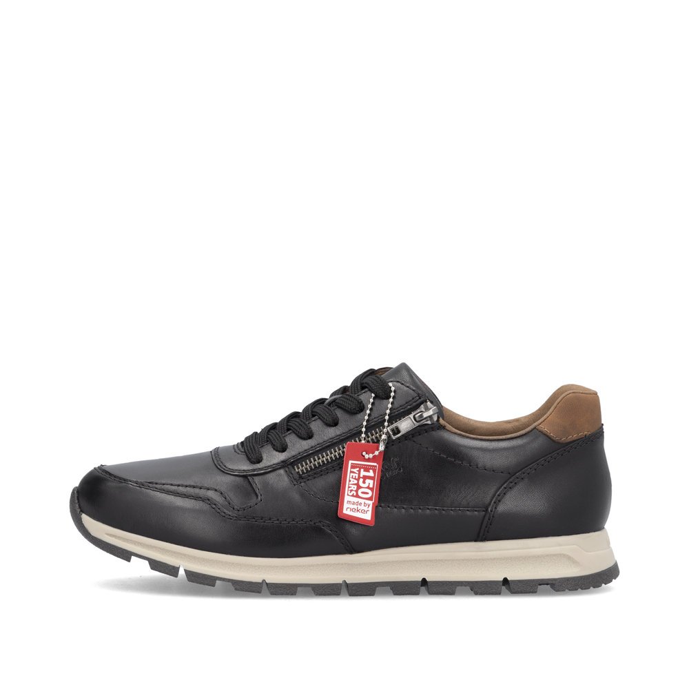 Black Rieker men´s low-top sneakers B0504-00 with a zipper as well as extra width I. Outside of the shoe.