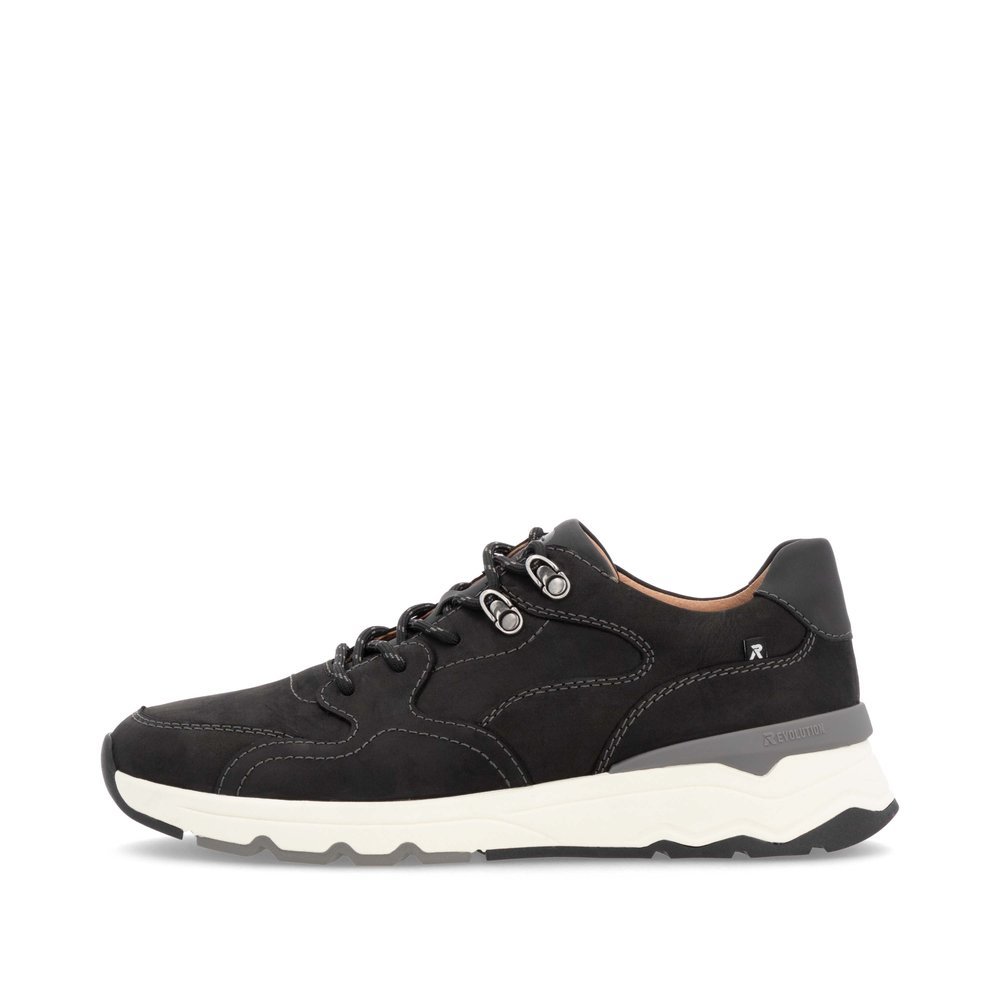 Black Rieker men´s low-top sneakers U0902-00 with a flexible sole as well as lacing. Outside of the shoe.