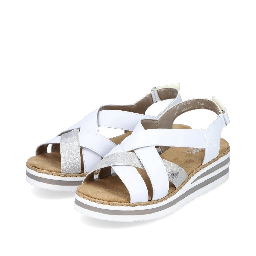 Rieker sandales compensées blanches femmes V0279-80 avec fermeture velcro. Chaussures inclinée sur le côté.