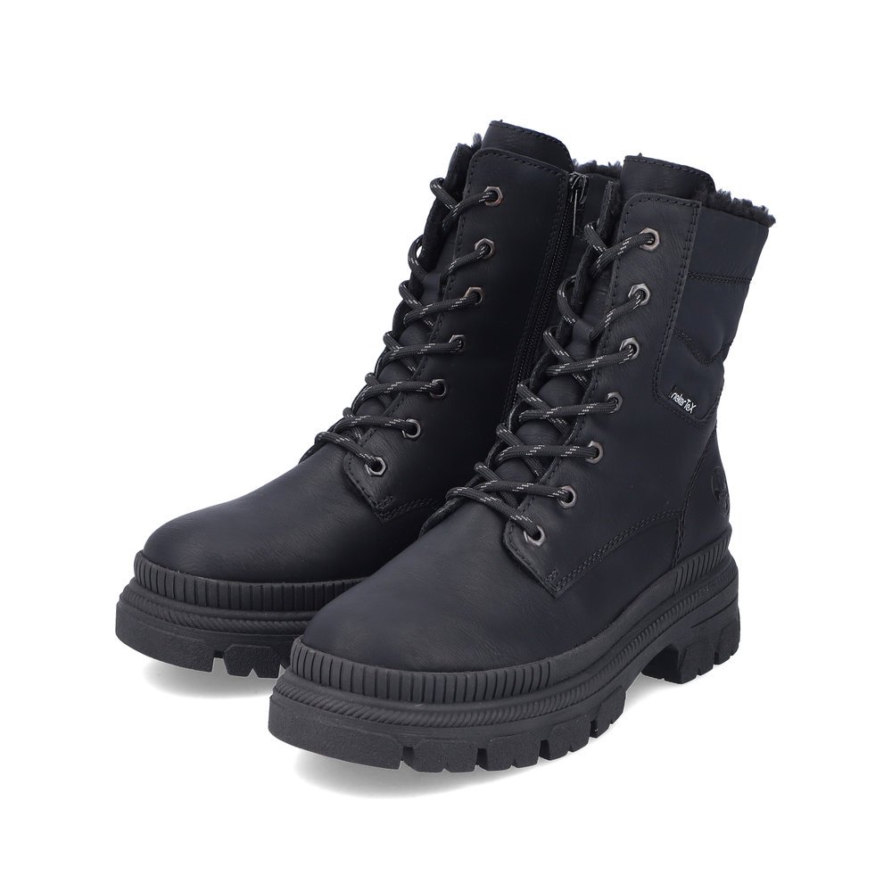 Schwarze Rieker Damen Biker Boots Y9331-00 mit wasserabweisender TEX-Membran. Schuhpaar seitlich schräg.