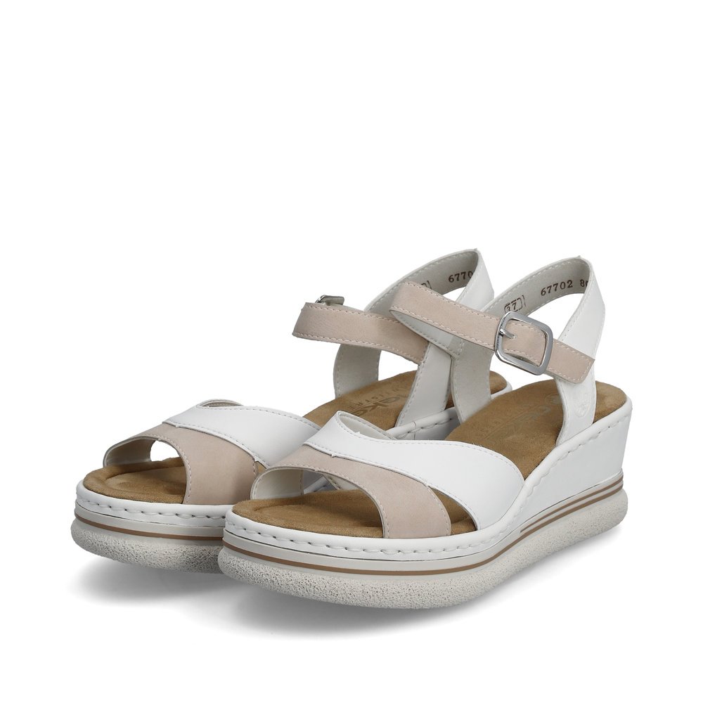 Rieker sandales compensées blanches femmes 67702-80 avec fermeture velcro. Chaussures inclinée sur le côté.