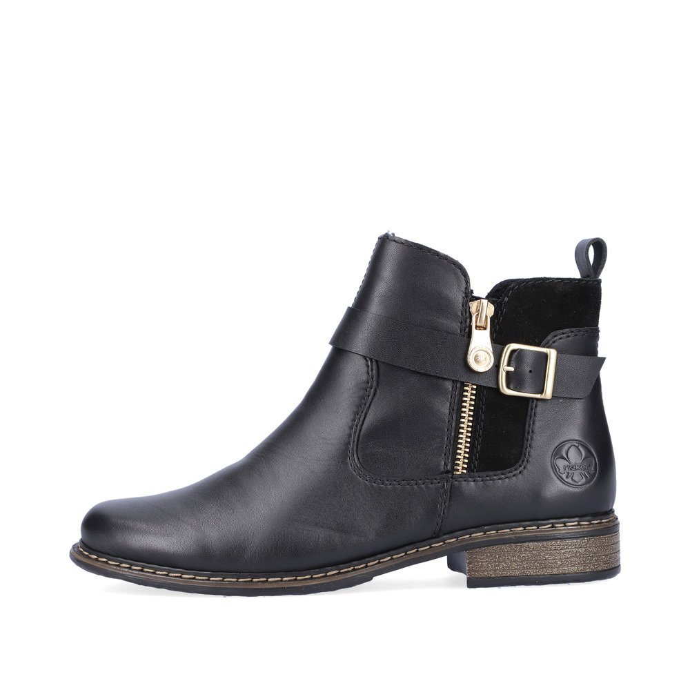 Mattschwarze Rieker Damen Stiefeletten Z4959-00 mit Zierschnalle. Schuh Außenseite.