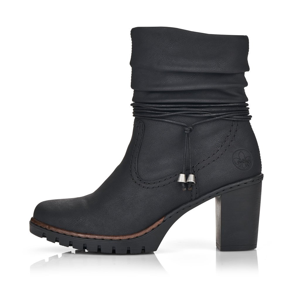 Jet black Rieker women´s ankle boots Y2591-01 with gathered look as well as zipper. Outside of the shoe.