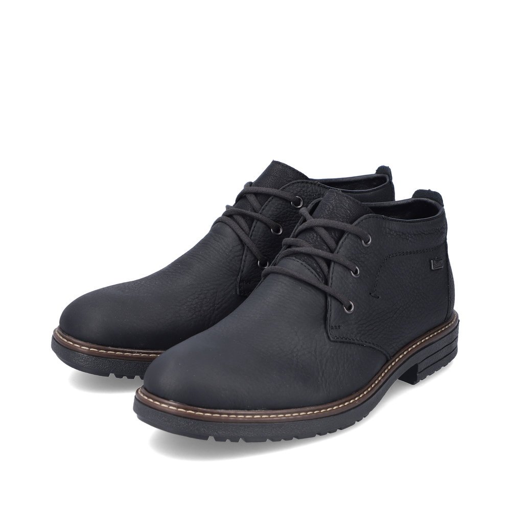 Schwarze Rieker Herren Schnürstiefel 33142-00 mit wasserabweisender TEX-Membran. Schuhpaar seitlich schräg.