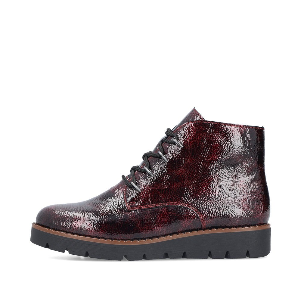 Burgundy Rieker women´s lace-up boots 44902-35 with lacing as well as padded insole. Outside of the shoe.