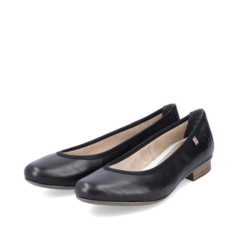 Black Rieker women´s ballerinas 51994-01 with an extra soft cover sole. Shoes laterally.